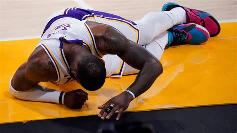 Apr 5, 2022 · Los Angeles Lakers forward LeBron James will miss the team's matchup with the Phoenix Suns on Tuesday night due to a lingering ankle injury. James also missed L.A.'s 129-118 loss to the Denver ... 